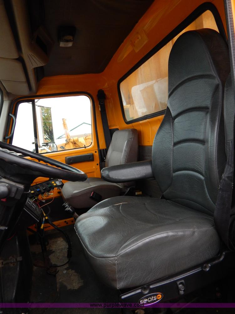 image for item H3392 2000 International 4900 dump truck