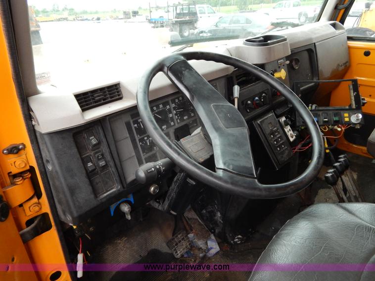 image for item H3392 2000 International 4900 dump truck