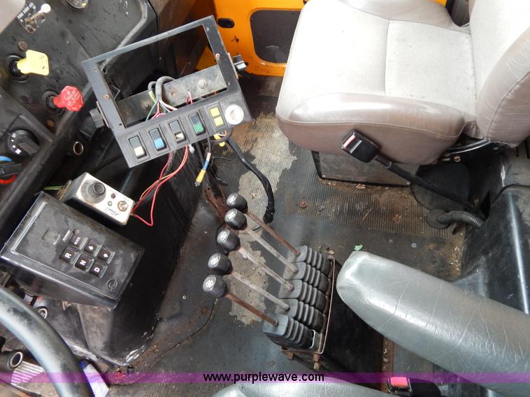 image for item H3392 2000 International 4900 dump truck