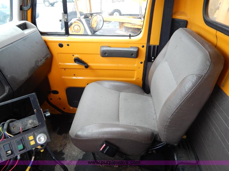 image for item H3392 2000 International 4900 dump truck