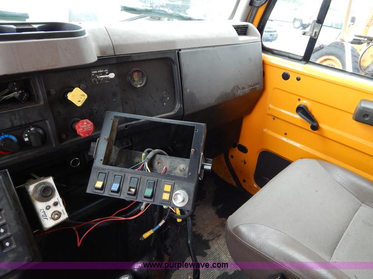 image for item H3392 2000 International 4900 dump truck