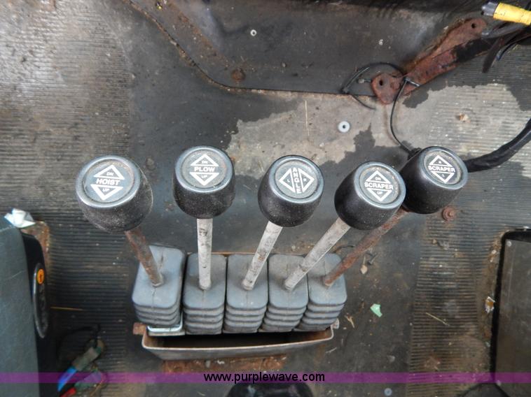 image for item H3392 2000 International 4900 dump truck