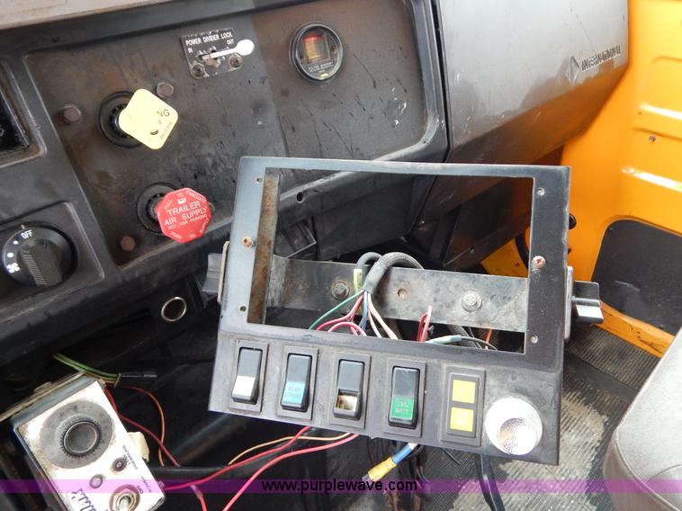 image for item H3392 2000 International 4900 dump truck