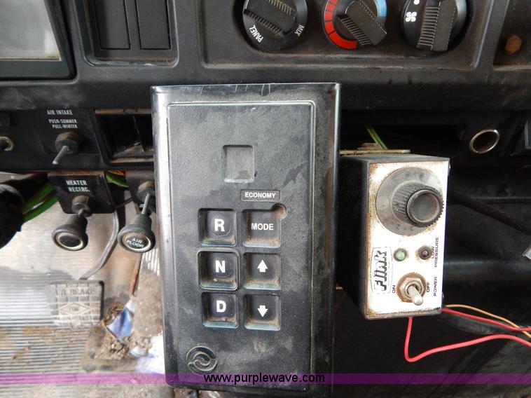 image for item H3392 2000 International 4900 dump truck