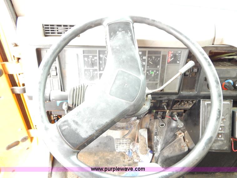 image for item H3392 2000 International 4900 dump truck