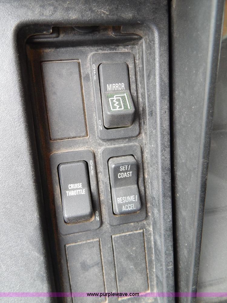 image for item H3392 2000 International 4900 dump truck