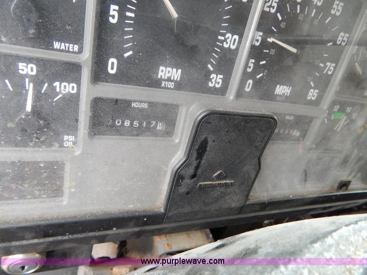 image for item H3392 2000 International 4900 dump truck