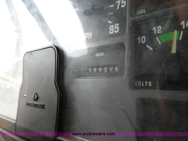 image for item H3392 2000 International 4900 dump truck