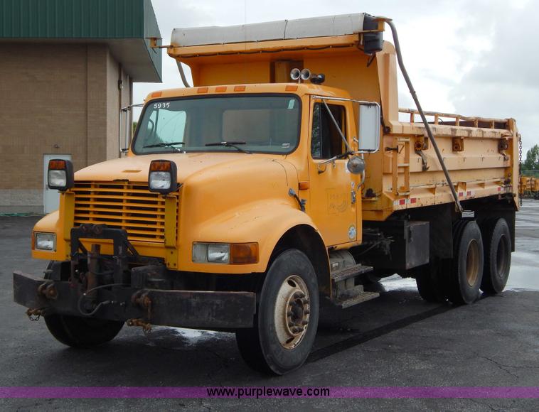 image for item H3394 1999 International 4900 dump truck
