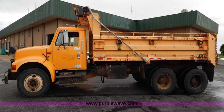image for item H3394 1999 International 4900 dump truck