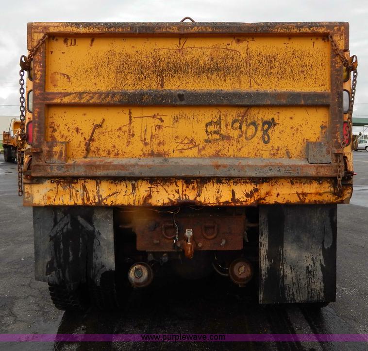 image for item H3394 1999 International 4900 dump truck