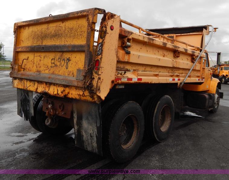 image for item H3394 1999 International 4900 dump truck