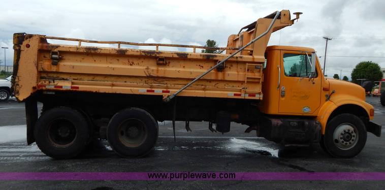 image for item H3394 1999 International 4900 dump truck