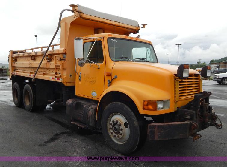 image for item H3394 1999 International 4900 dump truck