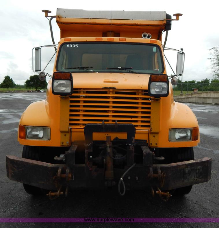 image for item H3394 1999 International 4900 dump truck