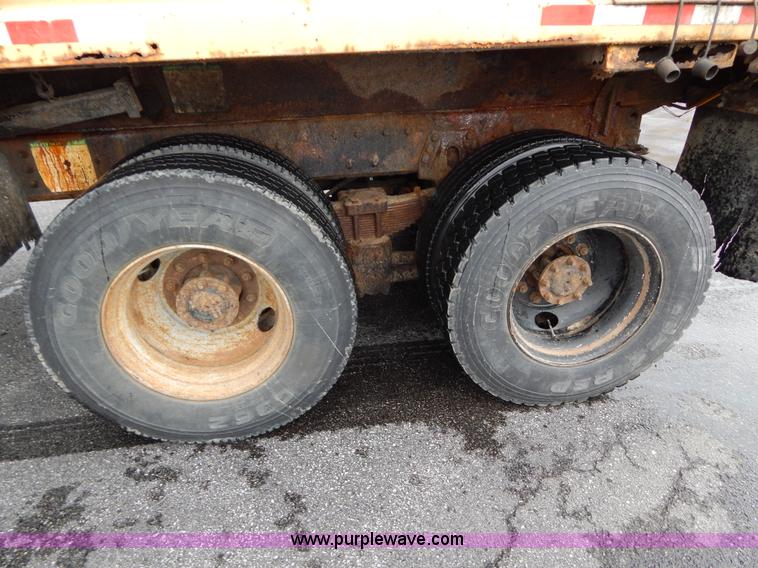 image for item H3394 1999 International 4900 dump truck