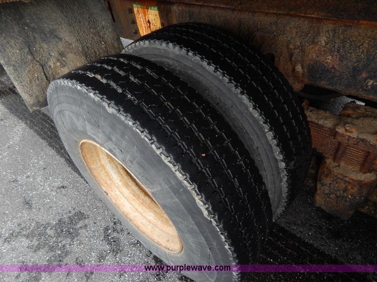 image for item H3394 1999 International 4900 dump truck