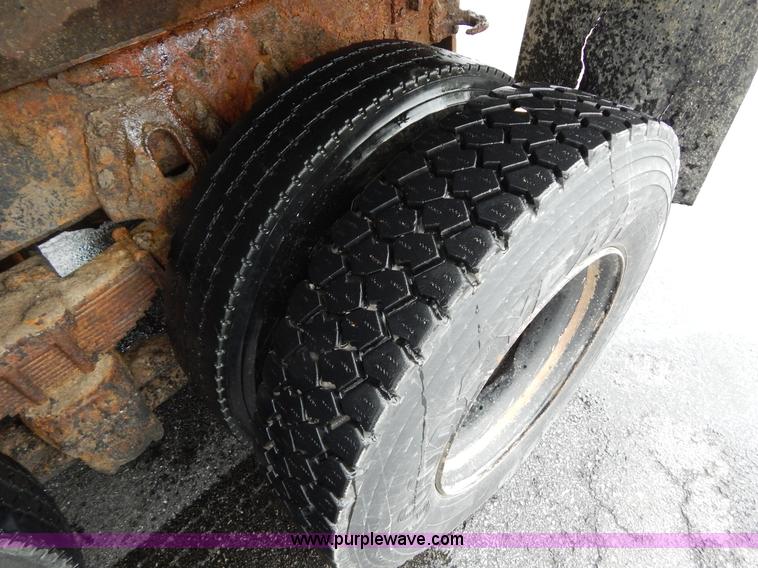 image for item H3394 1999 International 4900 dump truck