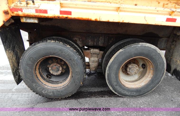 image for item H3394 1999 International 4900 dump truck