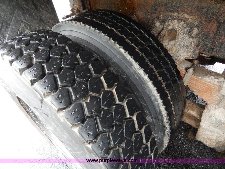 image for item H3394 1999 International 4900 dump truck