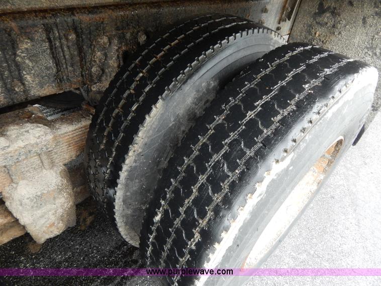 image for item H3394 1999 International 4900 dump truck