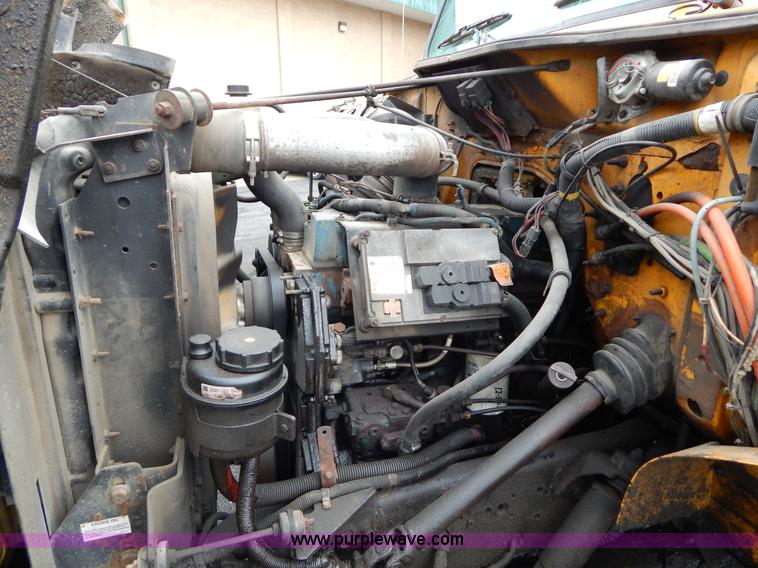 image for item H3394 1999 International 4900 dump truck