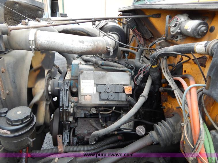 image for item H3394 1999 International 4900 dump truck