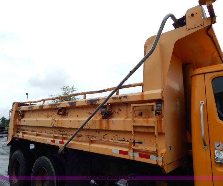 image for item H3394 1999 International 4900 dump truck