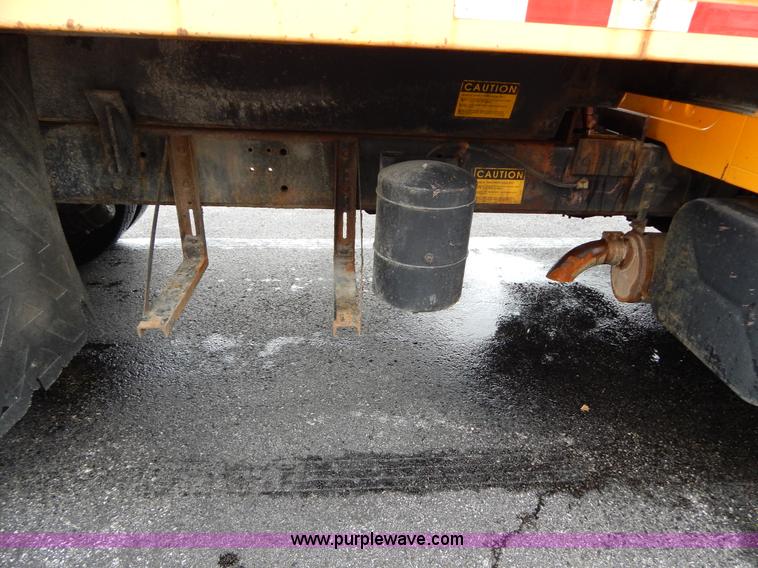 image for item H3394 1999 International 4900 dump truck