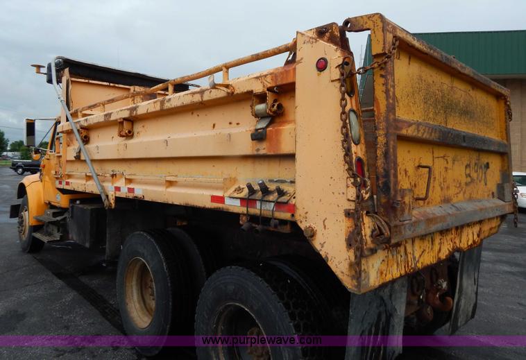 image for item H3394 1999 International 4900 dump truck