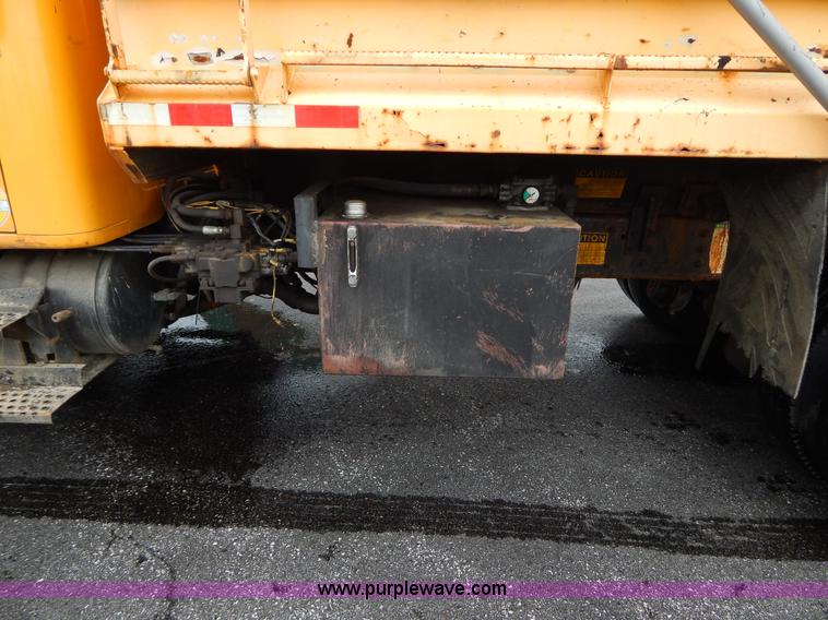 image for item H3394 1999 International 4900 dump truck