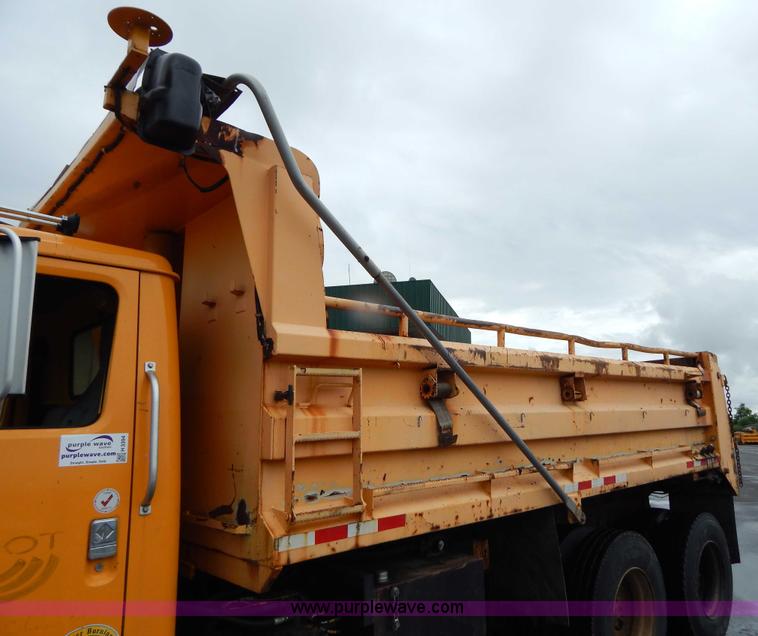 image for item H3394 1999 International 4900 dump truck