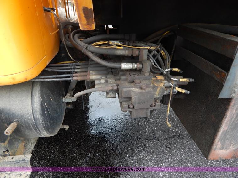 image for item H3394 1999 International 4900 dump truck