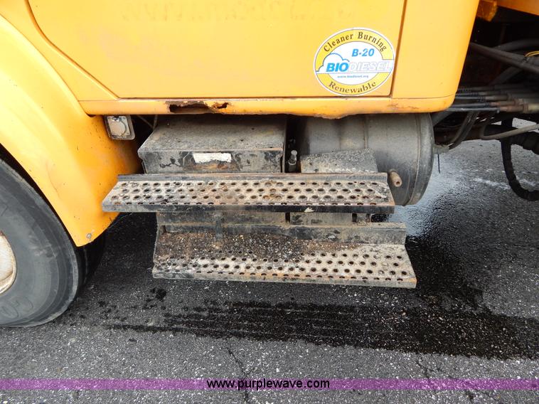 image for item H3394 1999 International 4900 dump truck