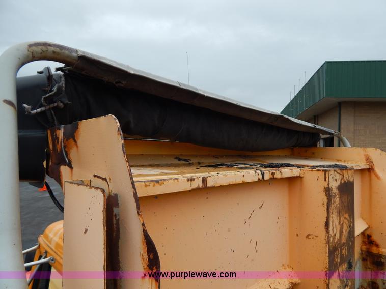 image for item H3394 1999 International 4900 dump truck