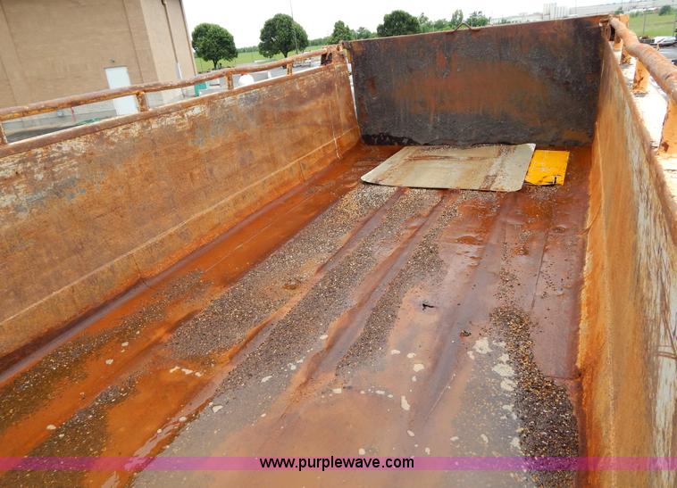 image for item H3394 1999 International 4900 dump truck