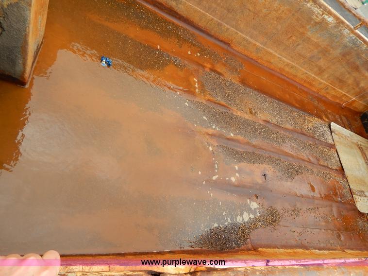 image for item H3394 1999 International 4900 dump truck