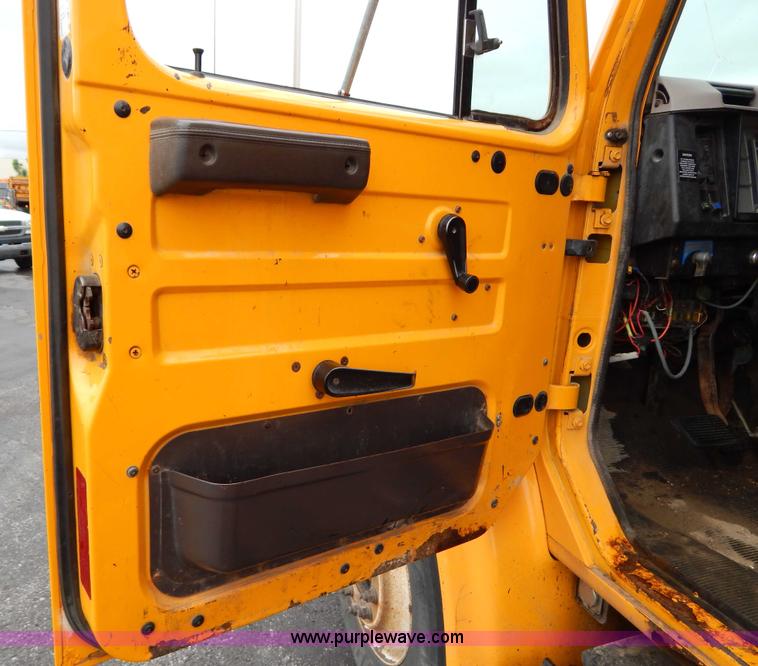 image for item H3394 1999 International 4900 dump truck