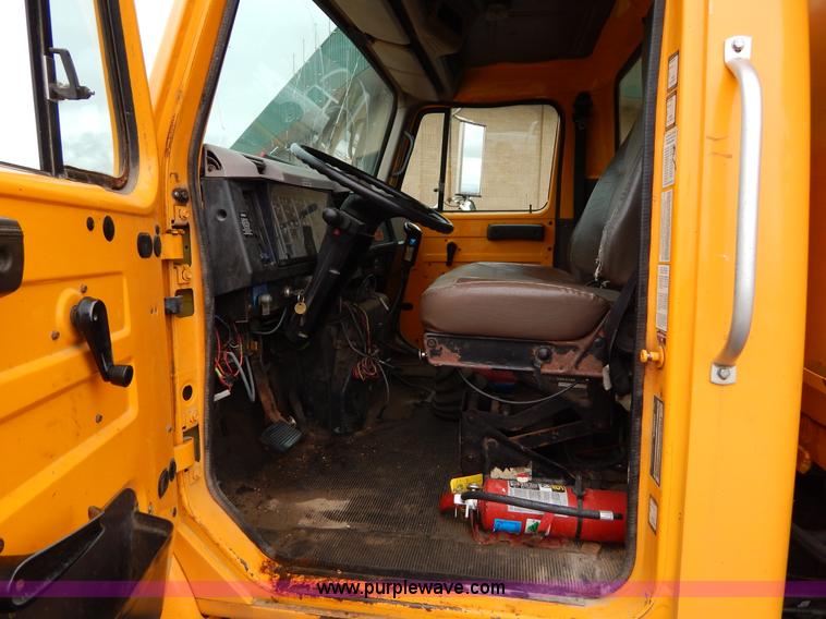 image for item H3394 1999 International 4900 dump truck