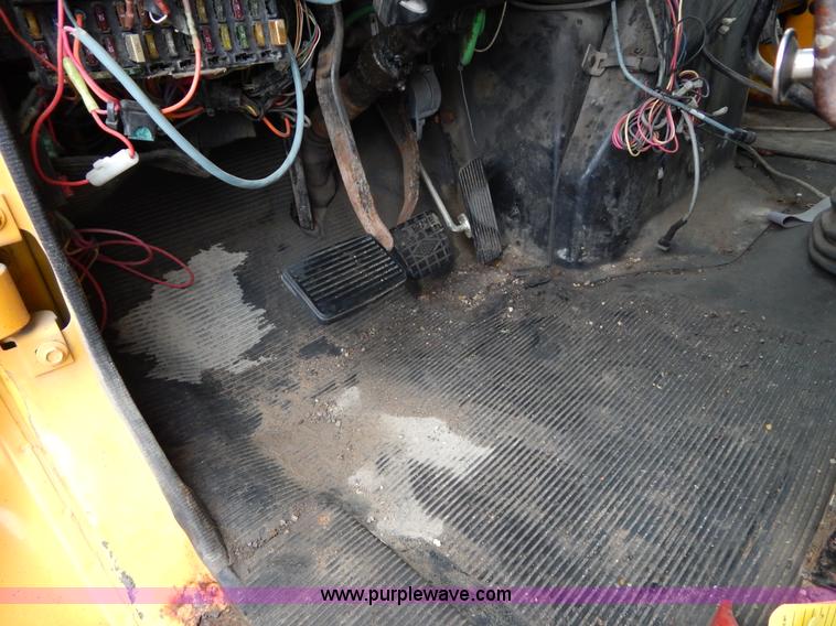 image for item H3394 1999 International 4900 dump truck