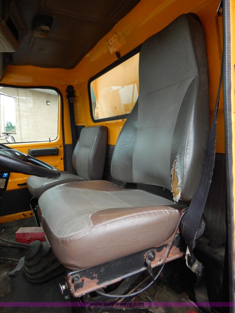 image for item H3394 1999 International 4900 dump truck