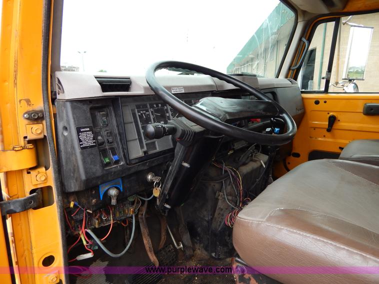 image for item H3394 1999 International 4900 dump truck
