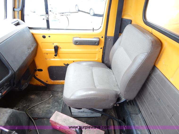 image for item H3394 1999 International 4900 dump truck