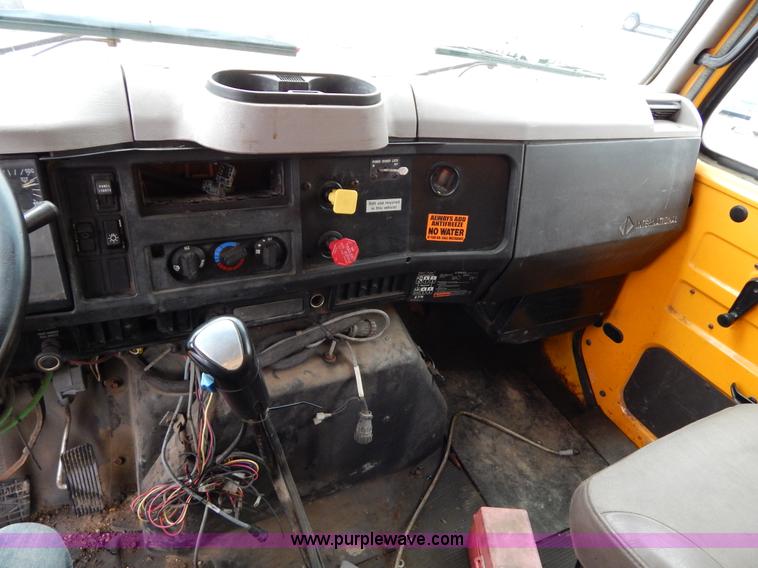 image for item H3394 1999 International 4900 dump truck