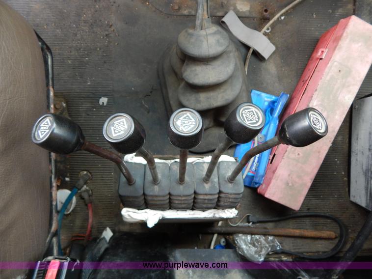 image for item H3394 1999 International 4900 dump truck