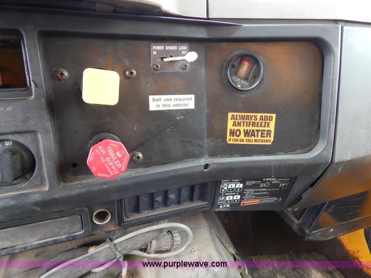 image for item H3394 1999 International 4900 dump truck