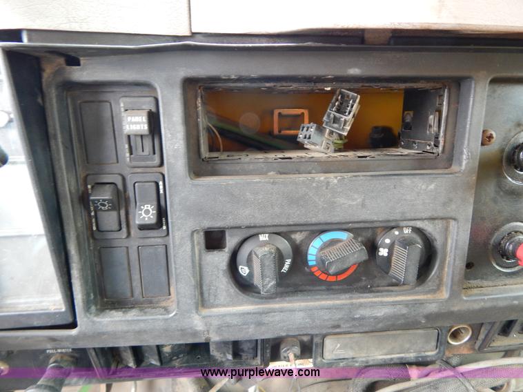 image for item H3394 1999 International 4900 dump truck