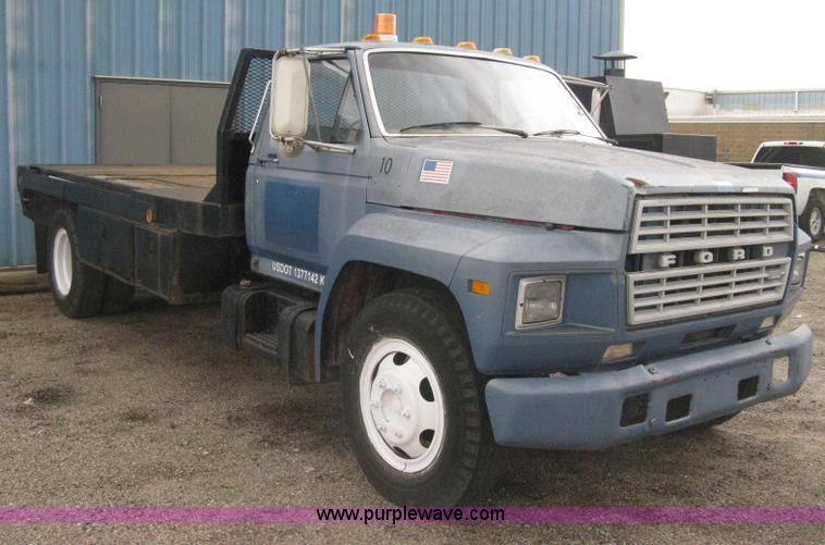 image for item H5435 1984 Ford F600G flatbed truck