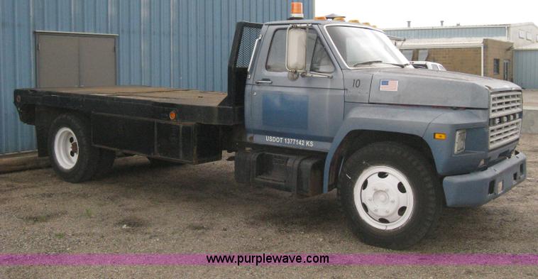 image for item H5435 1984 Ford F600G flatbed truck