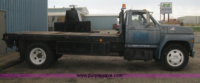 image for item H5435 1984 Ford F600G flatbed truck